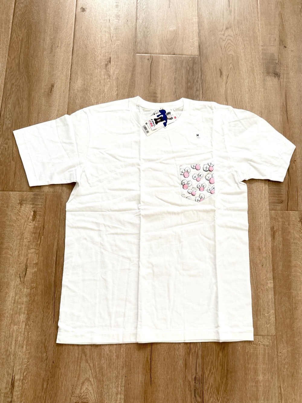 NWT KAWS x Uniqlo UT White Cotton Graphic Pocket Crew Neck T Shirt Top Size M